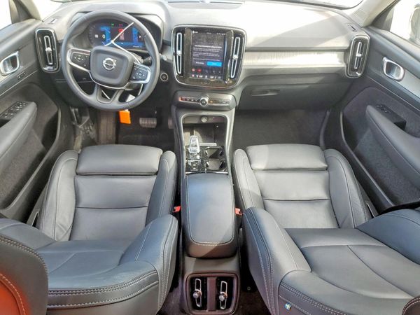 2024 VOLVO XC40