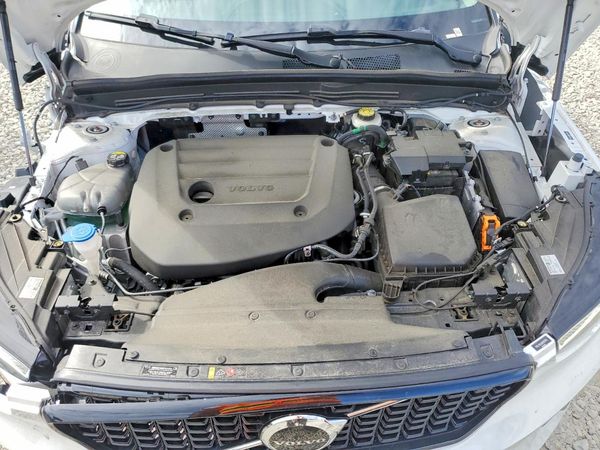2024 VOLVO XC40
