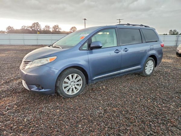 2015 TOYOTA SIENNA
