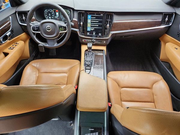 2018 VOLVO S90