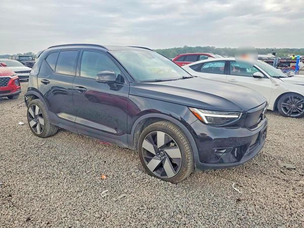 2023 VOLVO XC40 Ultimate Dark
