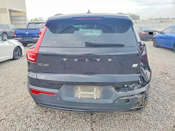 2023 VOLVO XC40 Ultimate Dark