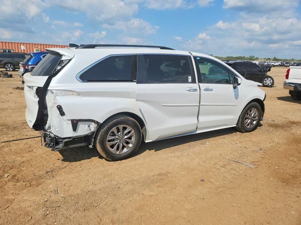 2025 TOYOTA SIENNA XLE