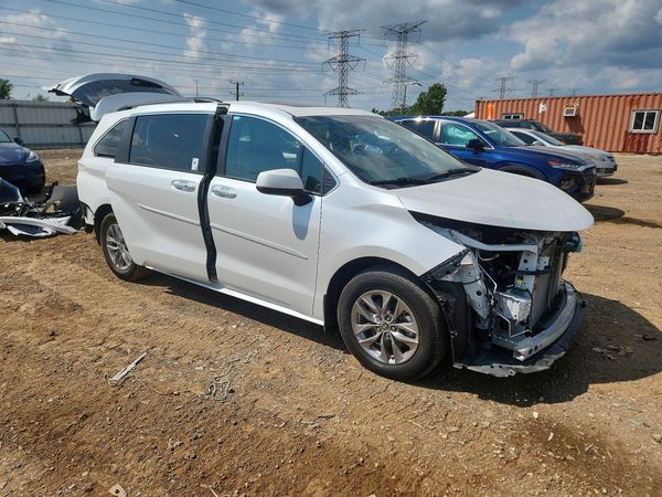 2025 TOYOTA SIENNA XLE