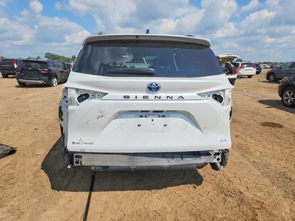 2025 TOYOTA SIENNA XLE