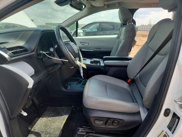 2025 TOYOTA SIENNA XLE