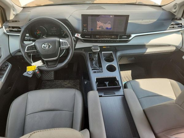 2025 TOYOTA SIENNA XLE