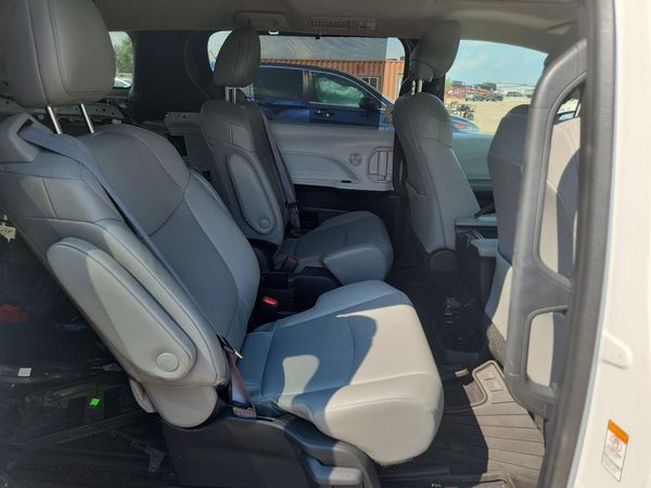 2025 TOYOTA SIENNA XLE