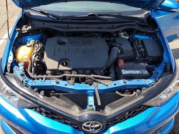 2018 TOYOTA COROLLA — Engine bay