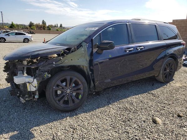 2022 TOYOTA SIENNA XSE