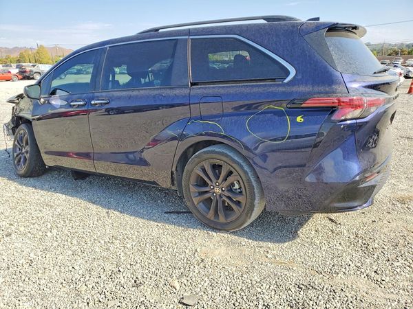 2022 TOYOTA SIENNA XSE