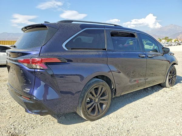 2022 TOYOTA SIENNA XSE