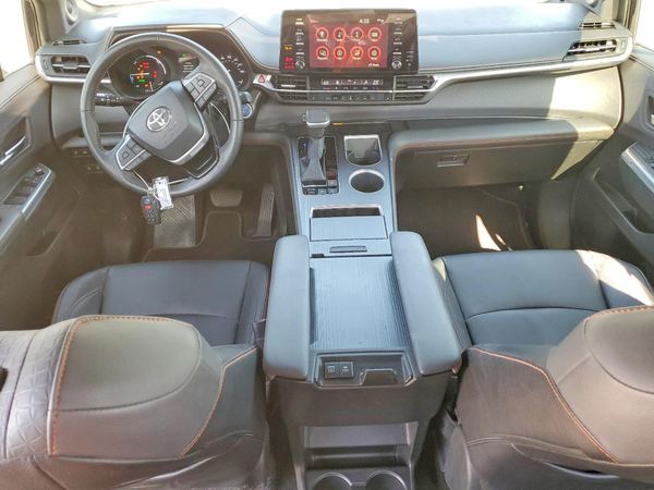 2022 TOYOTA SIENNA XSE