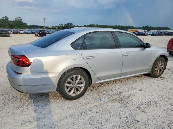 2018 VOLKSWAGEN PASSAT S, R-Line