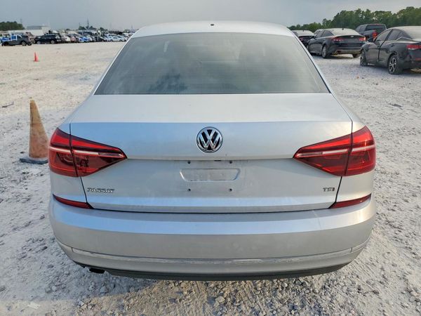 2018 VOLKSWAGEN PASSAT S, R-Line