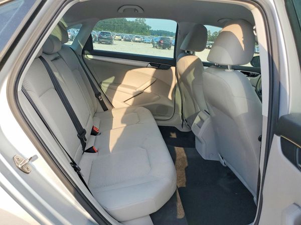 2018 VOLKSWAGEN PASSAT S, R-Line