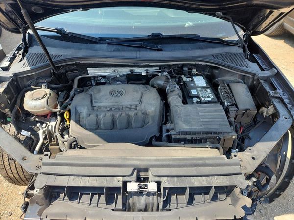 2020 VOLKSWAGEN TIGUAN 4Motion SE, 4Motion SEL — Engine bay