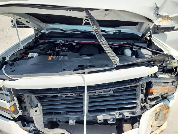 2018 CHEVROLET SILVERADO LT — Engine bay