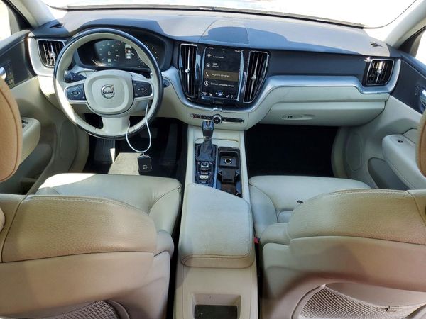 2018 VOLVO XC60 Momentum