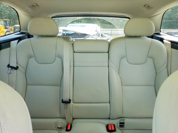 2018 VOLVO XC60 Momentum