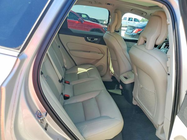 2018 VOLVO XC60 Momentum