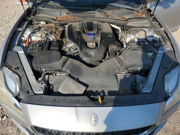 2014 MASERATI QUATTROPOR Essence — Engine bay