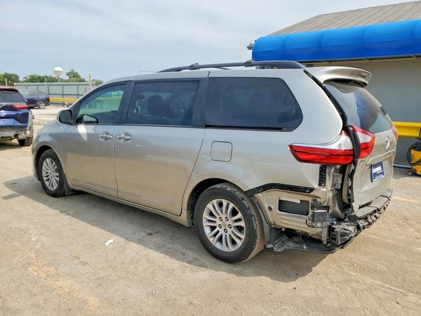2017 TOYOTA SIENNA