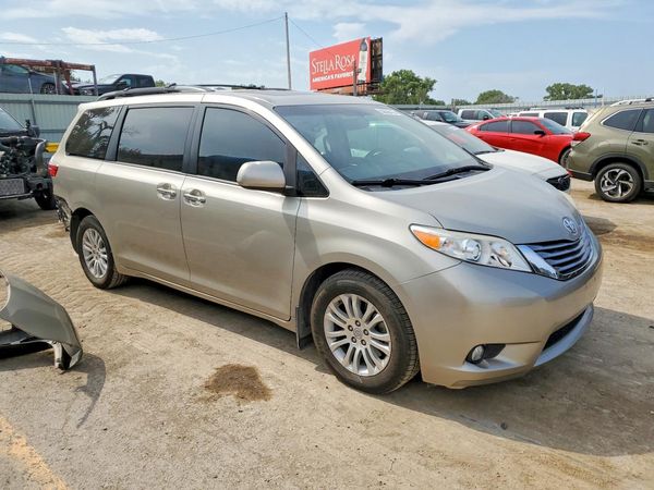 2017 TOYOTA SIENNA