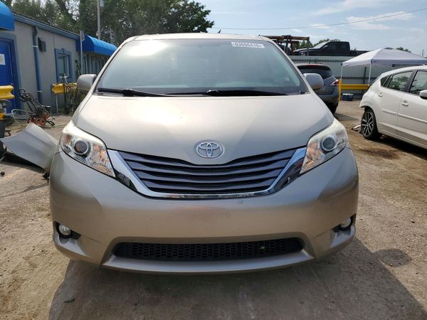 2017 TOYOTA SIENNA