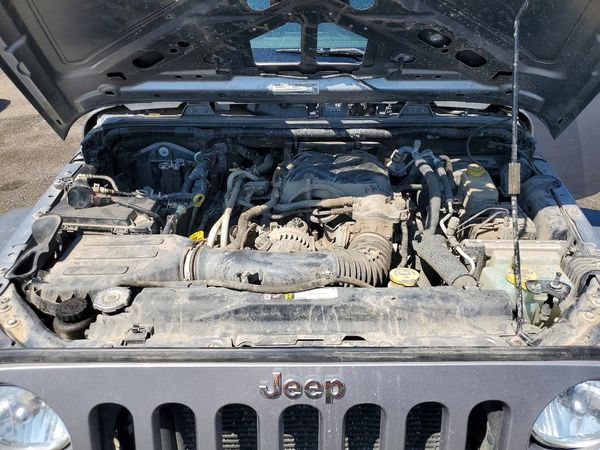 2015 JEEP WRANGLER UNLIMITED Rubicon — Engine bay