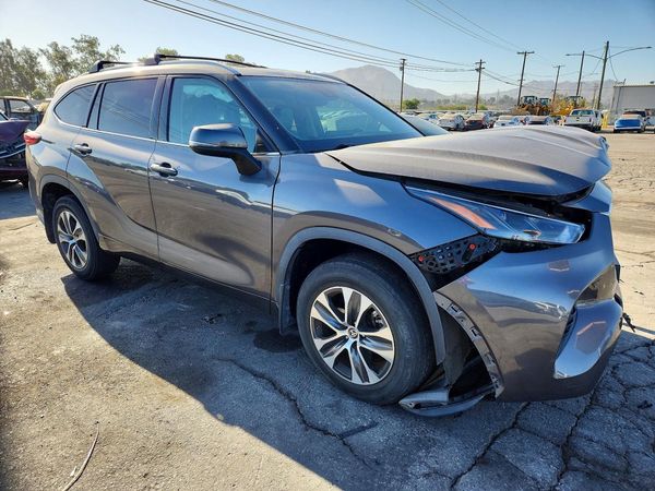 2022 TOYOTA HIGHLANDER XLE