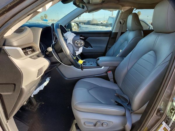 2022 TOYOTA HIGHLANDER XLE