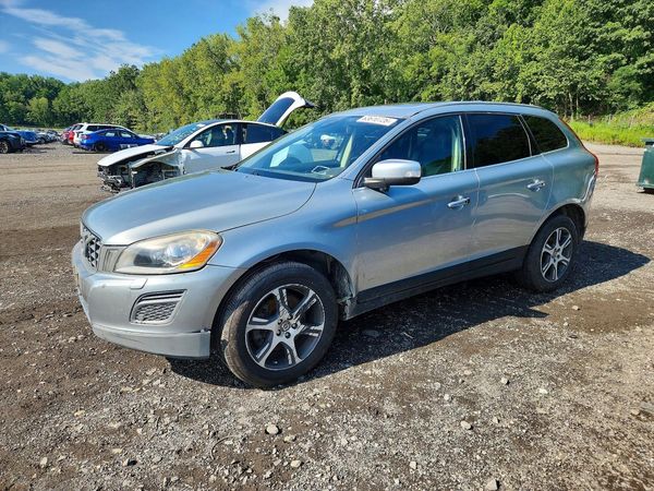 2013 VOLVO XC60 — Front 3/4