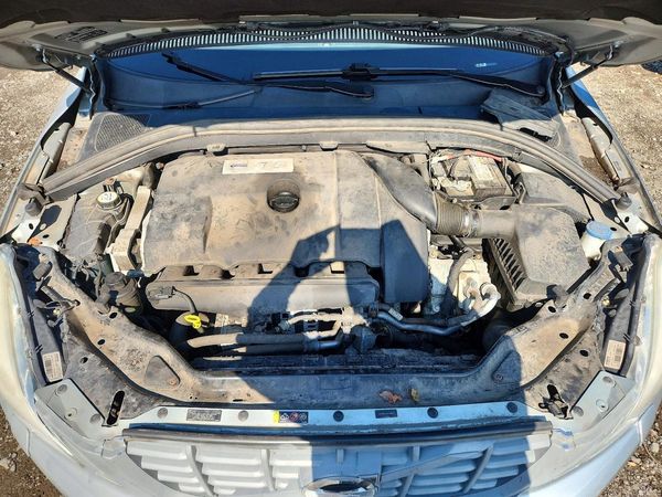 2013 VOLVO XC60 — Engine bay
