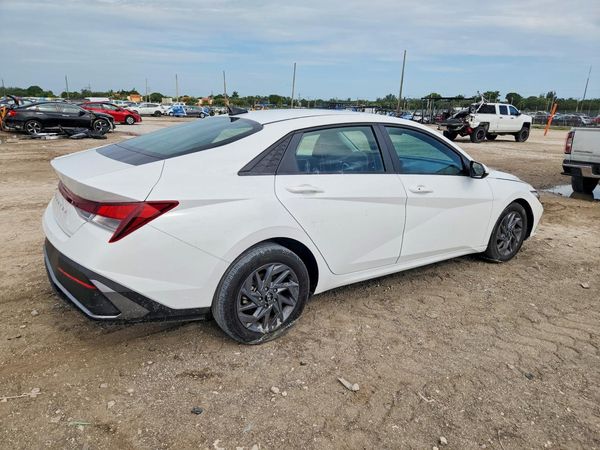 2024 HYUNDAI ELANTRA