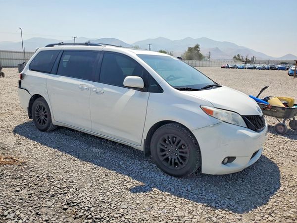 2016 TOYOTA SIENNA