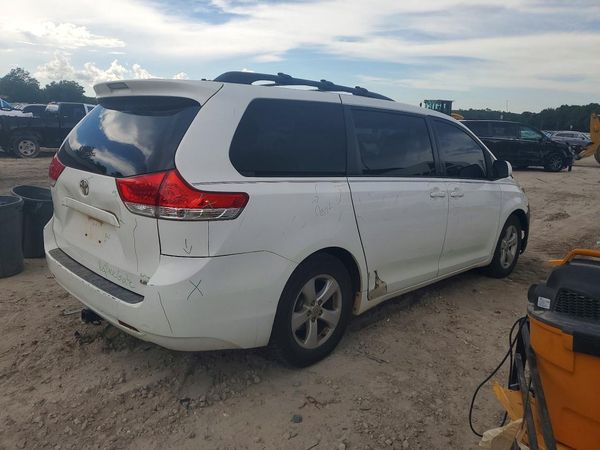2012 TOYOTA SIENNA