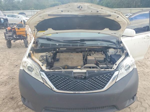 2012 TOYOTA SIENNA