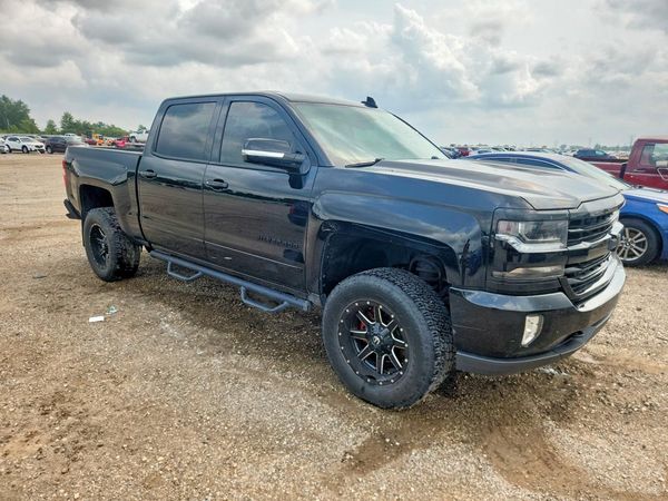 2017 CHEVROLET SILVERADO LT — Passenger 3/4