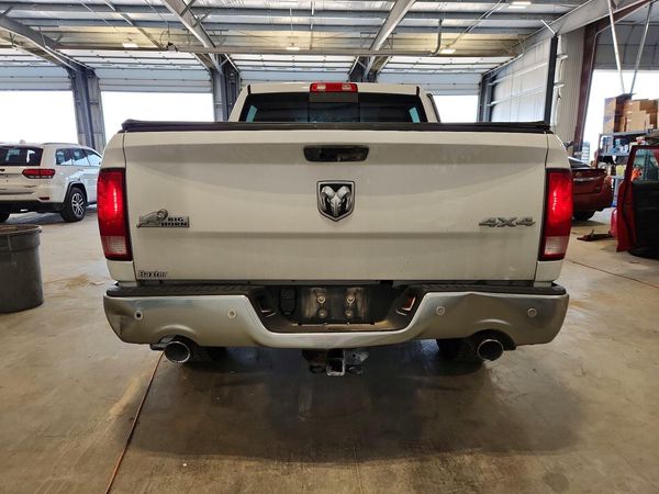 2016 RAM 1500 SLT CREW CAB 4X4