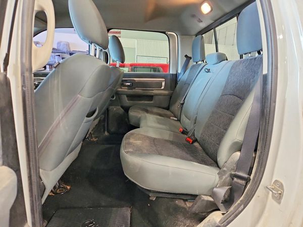 2016 RAM 1500 SLT CREW CAB 4X4