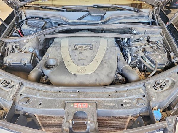 2012 MERCEDES-BENZ GL-CLASS GL450 4-MATIC — Engine bay