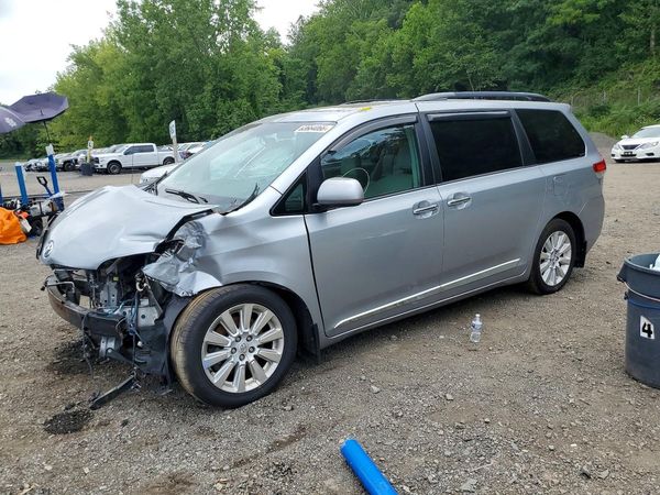 2014 TOYOTA SIENNA