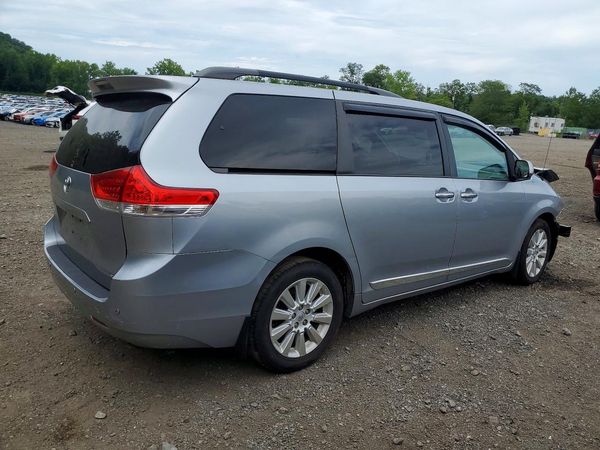 2014 TOYOTA SIENNA