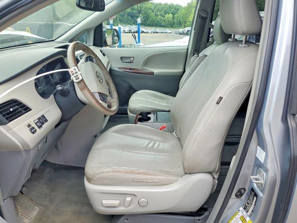 2014 TOYOTA SIENNA