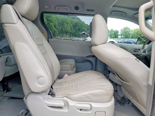 2014 TOYOTA SIENNA