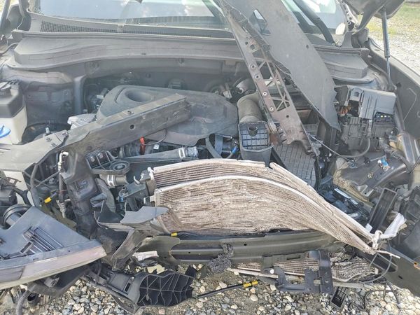 2019 HYUNDAI SANTA FE SE — Engine bay