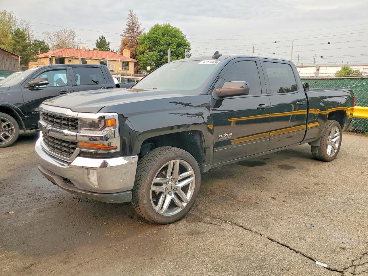 2018 CHEVROLET SILVERADO LT — Front 3/4