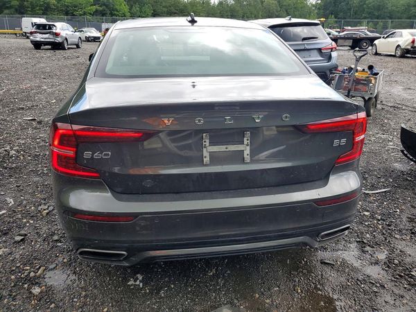 2022 VOLVO S60