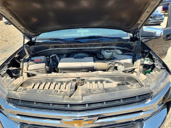 2021 CHEVROLET SILVERADO LT — Engine bay